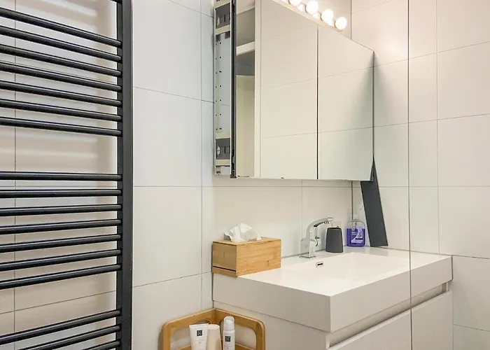 2 Bedroom Awesome In Tonge *